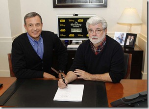 El presidente de Disney, Bob Iger, y Georges Lucas, a la derecha, firman el acuerdo de venta